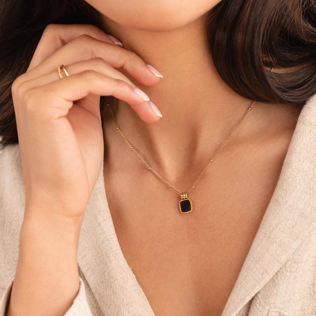 Coralie | Collier Pendentif Noir Chic de Minuit