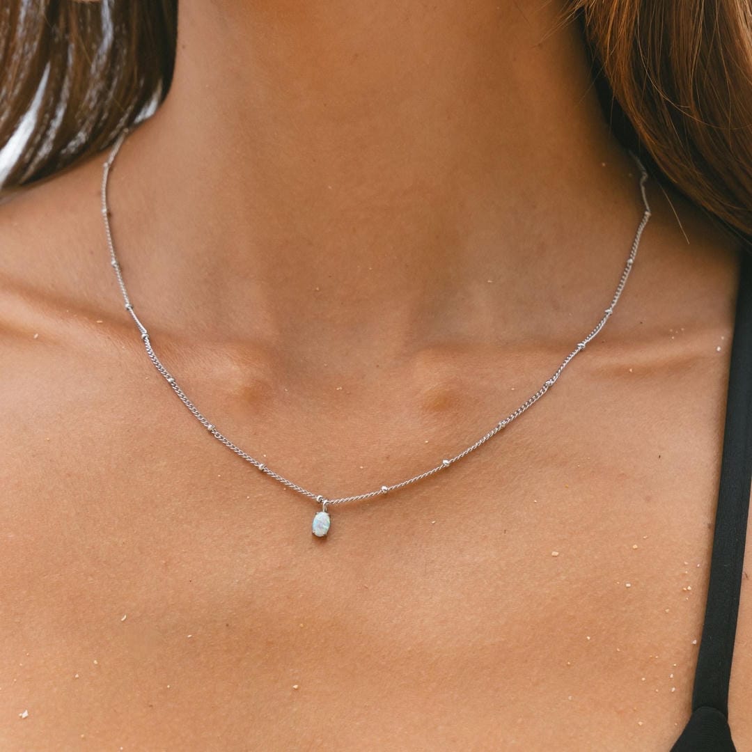 Marion | Collier en perles dorées avec pendentif en opale