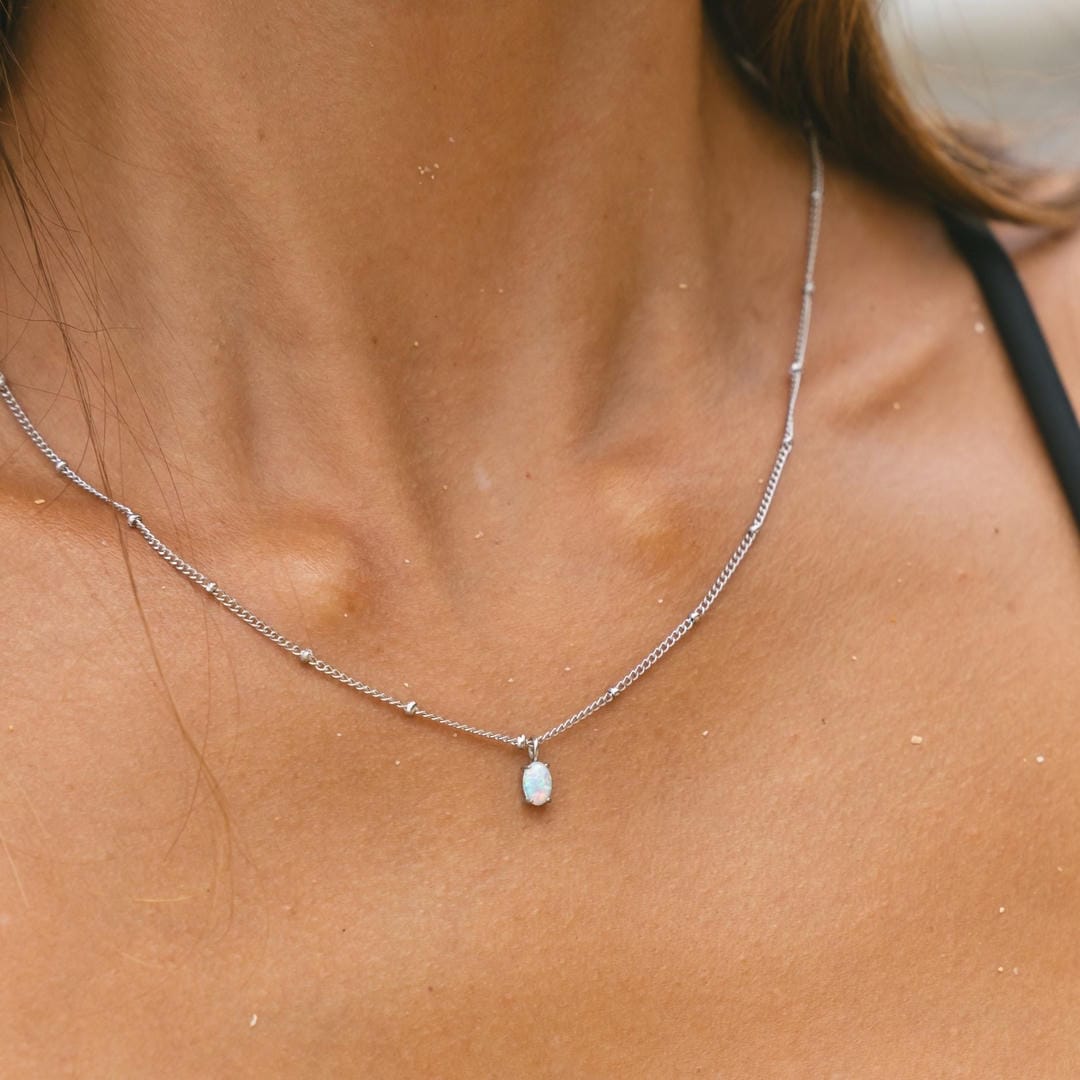 Marion | Collier en perles dorées avec pendentif en opale